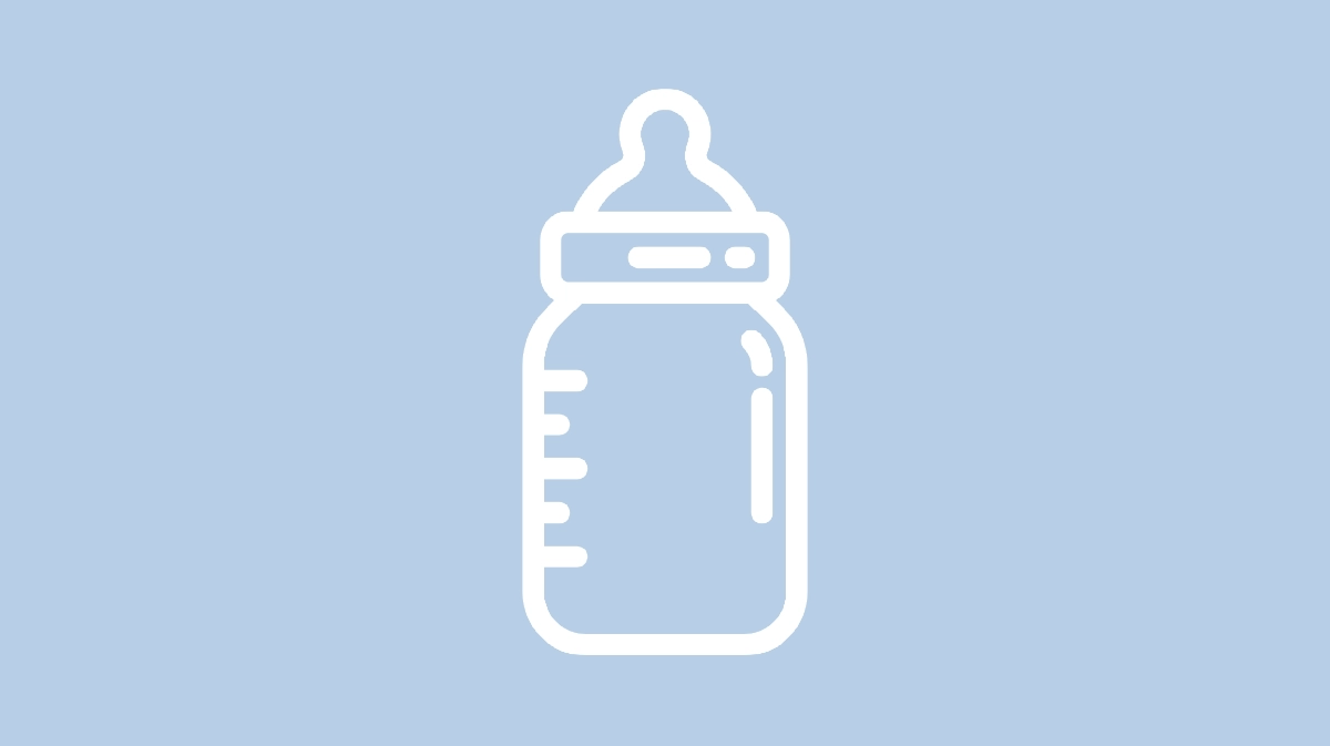 ikona poradni laktacyjnej- biały zarys butelki do karmienia dziecka na jasnoniebieskim tle