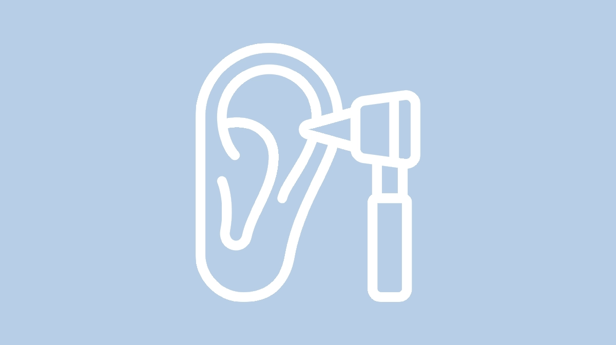 ikona laryngologii - biały zarys ucha na jasnoniebieskim tle