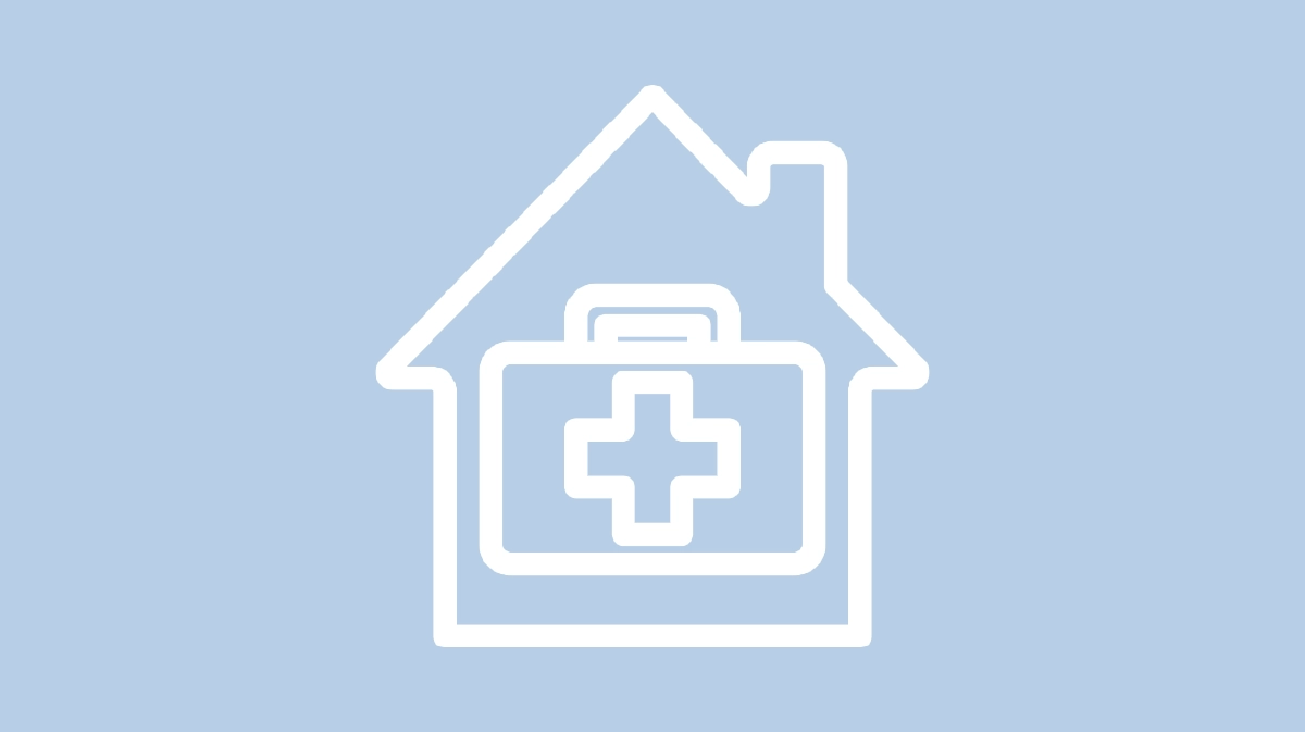 ikona medycyny rodzinnej - biały zarys domu i teczki medycznej w środku na jasnoniebieskim tle