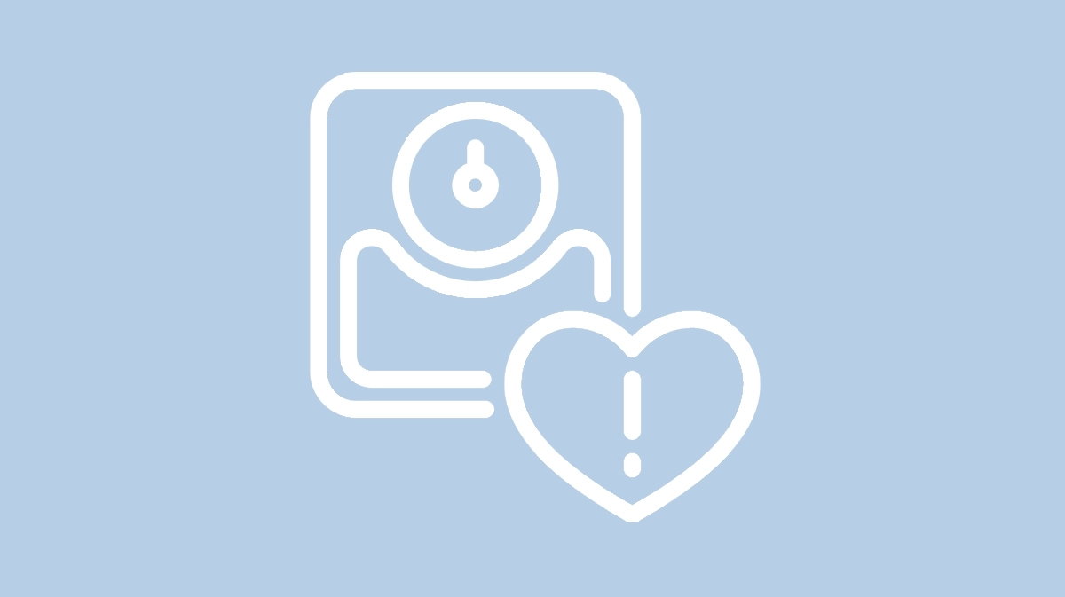 ikona leczenia nadwagi i otyłości - biały zarys wagi i serca na jasnoniebieskim tle.