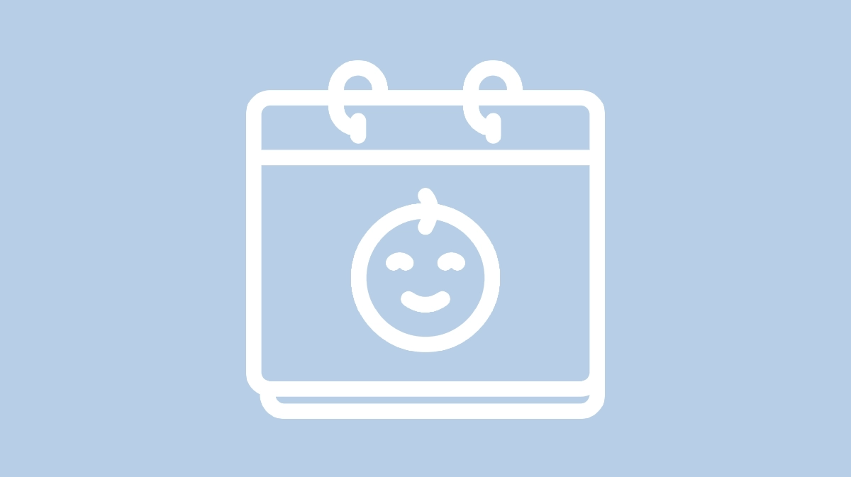 ikona szkoły rodzenia- biały zarys kalendarza z uśmiechniętą buzią dziecka na jasnoniebieskim tle